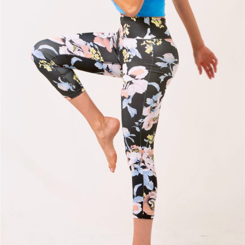 Mono B Women's Black & Floral Highrise Capri Leggins. Size-2XL. NWT.
